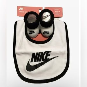 NIKE Baby Booties and Bib Set Size 0-6 Months Newborn White Shower Gift NWT